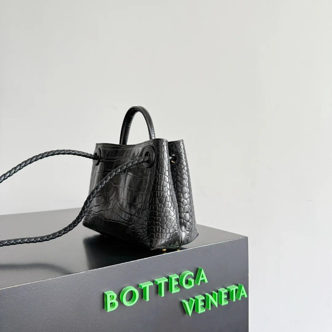 Batch 2880 BOTTEGA VENETA crocodile leather mini andiamo is paired with a four-piece oak hardware set, making the entire bag more layered. As a classic model of the BV family, each innovation brings different surprises to fans. There are three ways to carry it with different makeup. Crocodile skin is called the gold in leather and is famous for its top luxury and rarity. During use, the luster of the crocodile skin will not fade or fade with time. No matter how long it is used, it will still remain new. And because each crocodile skin is different, the effect of each crocodile leather bag is different. Style number: 777614+wood hardware Size: 22*15.5*9cm